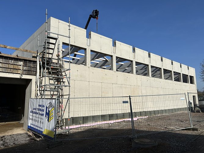 Der Rohbau der neuen Turnhalle steht. (Foto: Andrea Hellmann) Der Rohbau der neuen Turnhalle steht. (Foto: Andrea Hellmann)