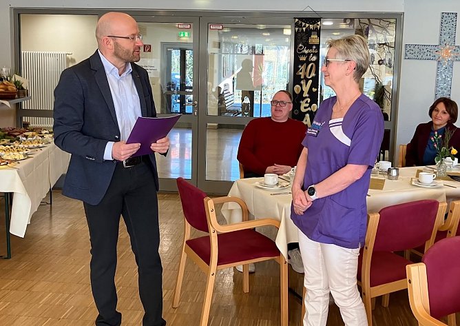 Daniela Schneevoigt (re.); Gesch&auml;ftsf&uuml;hrer der Diakonie Novalis, Clemens Schlegemilch ehrt Frau Schneevoigt f&uuml;r 40 Jahre im Dienst am Menschen (Foto: Novalis Diakonie)