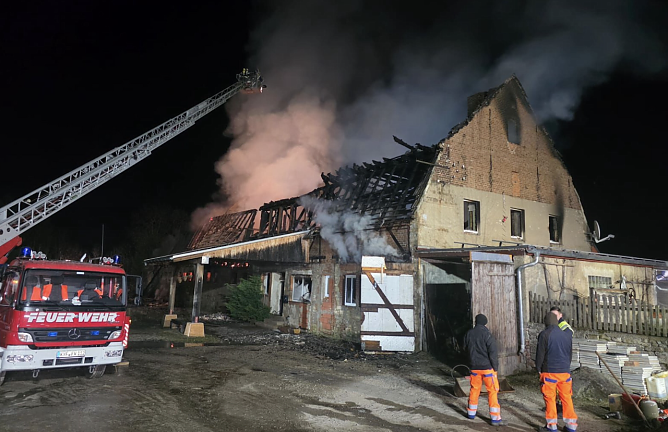 Brennendes Haus in Gehofen (Foto: Feuerwehr/Silvio Dietzel)