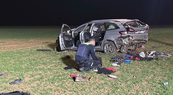 Unfallfahrzeug und verstreute Gegenst&auml;nde auf dem Feld (Foto: S. Dietzel)