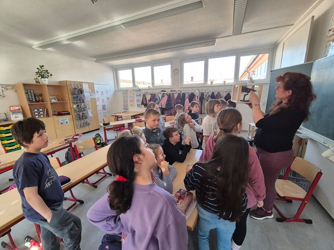 Um das Thema besonders anschaulich zu gestalten, brachte Frau Schr&ouml;ter verschiedeneExponate mit in den Unterricht. (Foto: Isabell Urland)