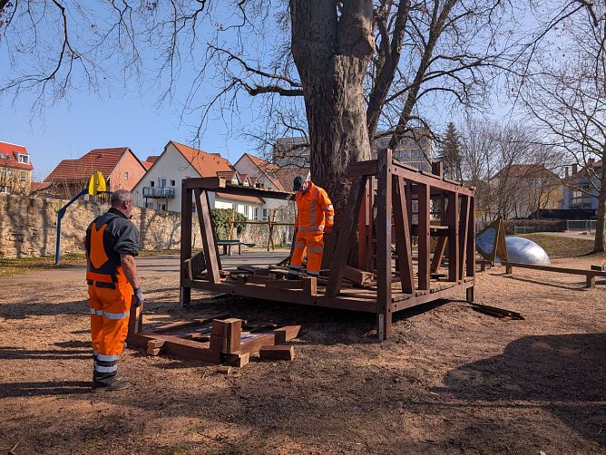 Der hölzerne Kletterturm wurde heute zurückgebaut. (Foto: Janine Skara) Der hölzerne Kletterturm wurde heute zurückgebaut. (Foto: Janine Skara)