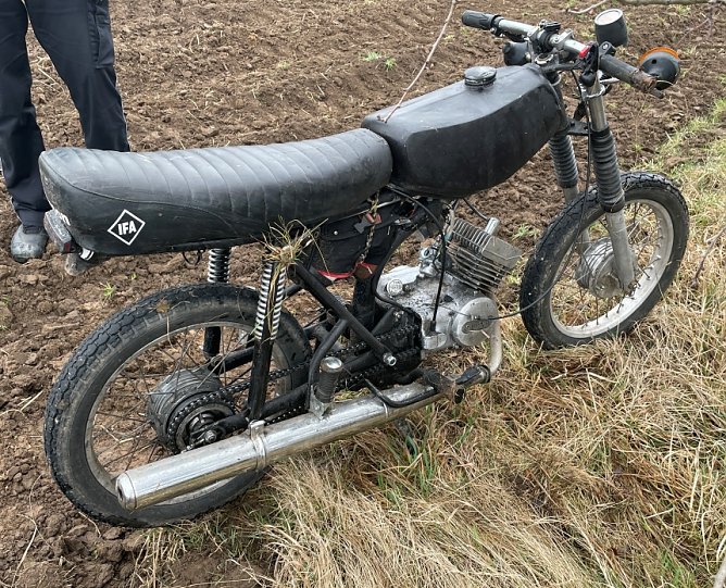 Wer kennt diese schwarze Simson? (Foto: ssc)