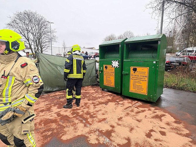 Auslaufendes &Ouml;l aus einer entsorgten Fritteuse sorgte f&uuml;r einen gro&szlig;en Feuerwehreinsatz. (Foto: Silvio Dietzel)
