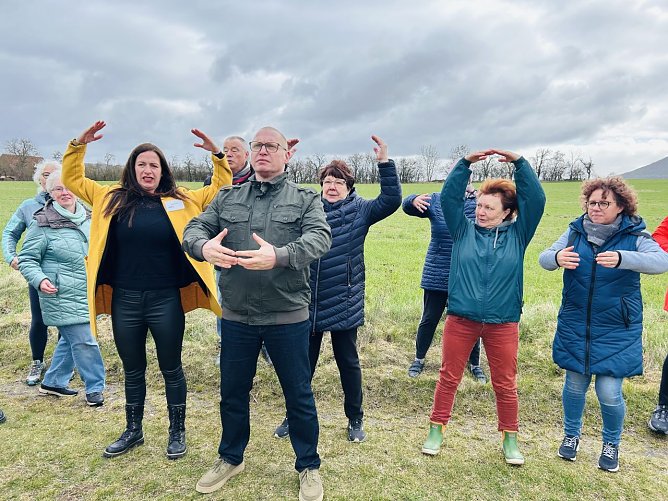Thomas Kohlschreiber, AGATHE-Koordinator im Kyffh&auml;userkreis und Monique Ke&szlig;ler (beide vorn), Volkshochschule, machen den interessierten G&auml;sten die &Uuml;bungen vor.  (Foto: Andrea Hellmann/Landratsamt Kyffh&auml;userkreis)