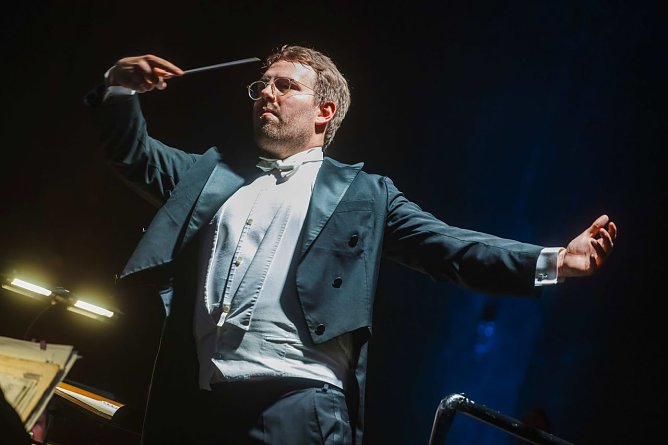 G&aacute;bor Hontv&aacute;ri dirigiert das 5. Sinfoniekonzert.  (Foto: Marco Kneise)