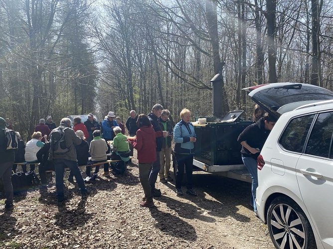 Mitten im Wald wurde gefeiert. (Foto: Wolfgang Lehmann)