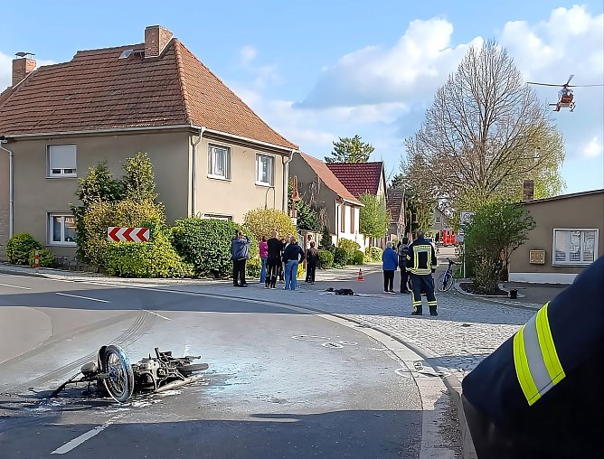 Eine 16 Jahre alte Mopedfahrerin ist bei einem Unfall in Etzleben schwer verletzt worden.  (Foto: Feuerwehr Heldrungen / Silvio Dietzel)