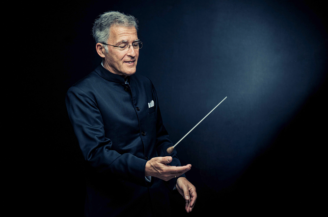 Nicol&aacute;s Pasquet &uuml;bernimmt beim 6. Sinfoniekonzert die musikalische Leitung.  (Foto: Guido Werner)