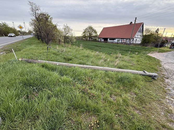 Ein Lkw wird den Telefonmasten vermutlich umgefahren haben (Foto: S. Dietzel)