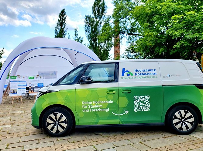 Mobiler Showroom der Hochschule Nordhausen: Im Kuppelzelt pr&auml;sentiert die Hochschule aktuelle Forschungsthemen direkt vor Ort  (Foto: HSN)