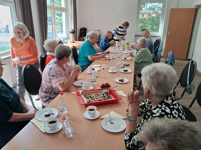 Bei Kaffee und Kuchen klang der Nachmittag aus.  (Foto: Gudrun Dittrich)
