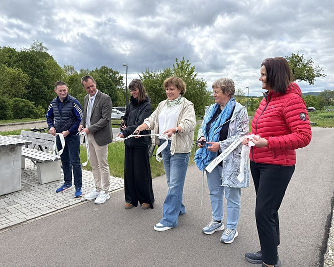 and durchgeschnitten, Kyffh&auml;userland-Radweg Radweg er&ouml;ffnet. vlnr: DavidGregosz (Mitglied des Deutschen Bundestages), Knut Hoffmann (B&uuml;rgermeister der GemeindeKyffh&auml;userland), Dr. Jeannine Wehner (Referentin Nationale Klimaschutzinitiative imBundesministerium f&uuml;r Umwelt, Klimaschutz, Naturschutz und nukleare Sicherheit), Heike Bach(Ingenieurb&uuml;ro Bach), Prof. Ute B&uuml;chner, Antje Hochwind-Schneider (Landr&auml;tin Kyffh&auml;userkreis) (Foto: Julia Hornickel)