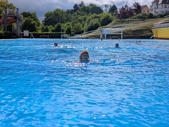 Die ersten Badegäste kamen trotz Wassertemperaturen von 14 Grad. (Foto: Janine Skara) Die ersten Badegäste kamen trotz Wassertemperaturen von 14 Grad. (Foto: Janine Skara)