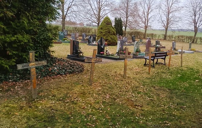 Vor der Sanierung gab es nur Holzkreuze. Diese waren zuletzt stark verwittert. (Foto: Janine Skara) Vor der Sanierung gab es nur Holzkreuze. Diese waren zuletzt stark verwittert. (Foto: Janine Skara)