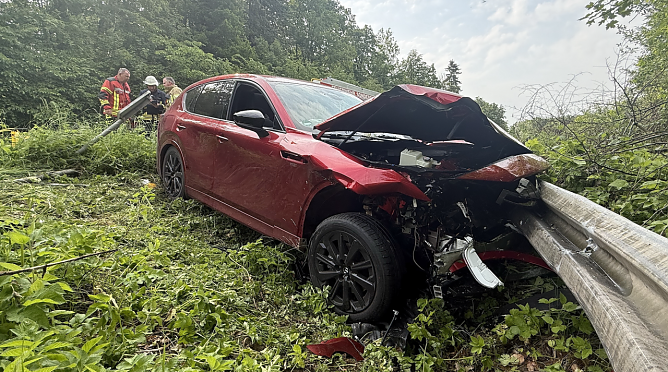 Unfallfahrzeug an der B4 bei Sondershausen (Foto: S. Dietzel) Unfallfahrzeug an der B4 bei Sondershausen (Foto: S. Dietzel)