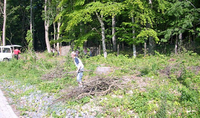 Holzsammeln für Lagerfeuer (Foto: Karl-Heinz Herrmann) Holzsammeln für Lagerfeuer (Foto: Karl-Heinz Herrmann)