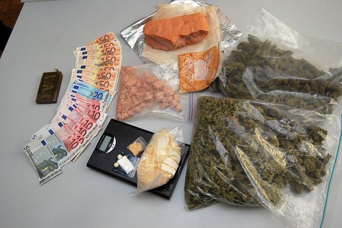 Sicher gestellt: Drogen und Bargeld (Foto: Polizei) Sicher gestellt: Drogen und Bargeld (Foto: Polizei)