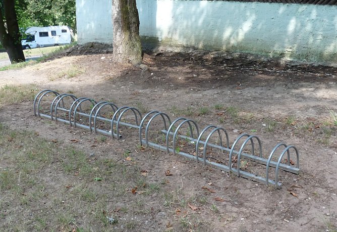 Fahrrad anschließen (Foto: Karl-Heinz Herrmann) Fahrrad anschließen (Foto: Karl-Heinz Herrmann)