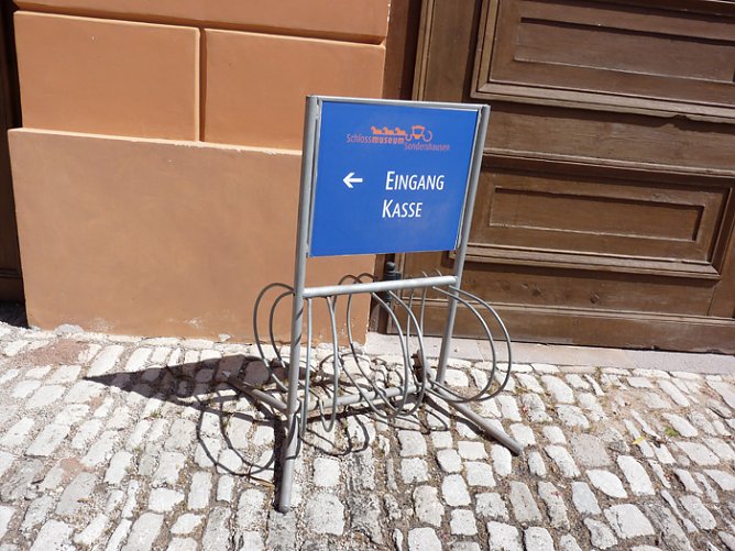 Fahrrad anschließen (Foto: Karl-Heinz Herrmann) Fahrrad anschließen (Foto: Karl-Heinz Herrmann)