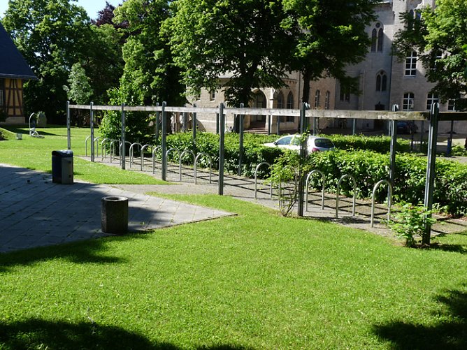 Fahrrad anschließen (Foto: Karl-Heinz Herrmann) Fahrrad anschließen (Foto: Karl-Heinz Herrmann)