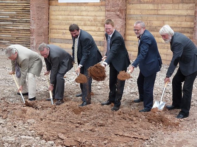 Symbolischer Spatenstich (Foto: Karl-Heinz Herrmann) Symbolischer Spatenstich (Foto: Karl-Heinz Herrmann)