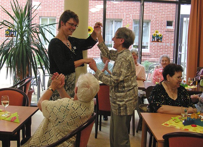 Sommerfest im Wohnstift (Foto: Karl-Heinz Herrmann) Sommerfest im Wohnstift (Foto: Karl-Heinz Herrmann)