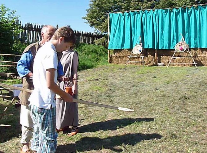 Bogenschießen auf der Funkenburg (Foto: Karl-Heinz Herrmann) Bogenschießen auf der Funkenburg (Foto: Karl-Heinz Herrmann)