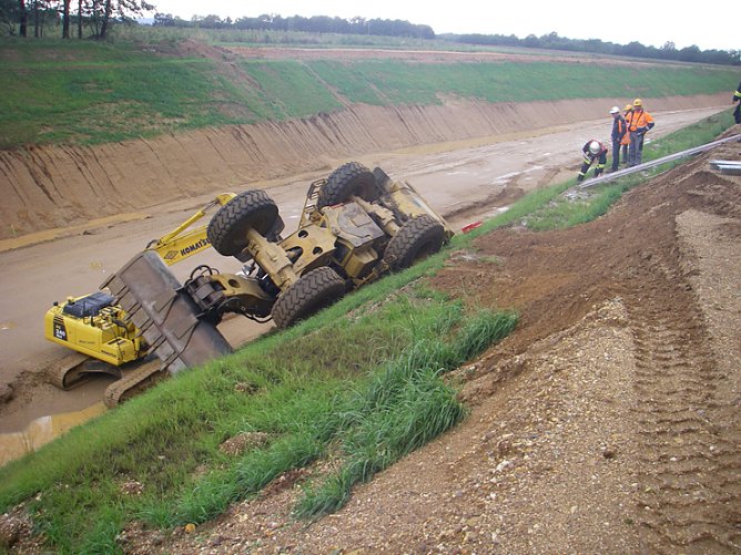 Bagger überschlagen (Foto: Kreispolizeibehörde Düren) Bagger überschlagen (Foto: Kreispolizeibehörde Düren)
