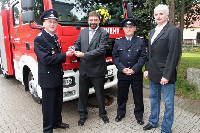 Neues L&ouml;schfahrzeug &uuml;bergeben (Foto: G&uuml;nter Herting)