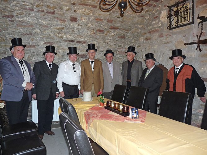 Zylindermänner Göllingen (Foto: Karl-Heinz Herrmann) Zylindermänner Göllingen (Foto: Karl-Heinz Herrmann)