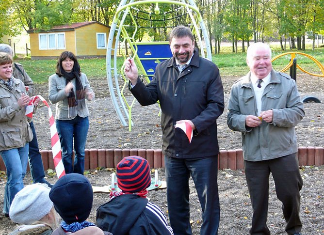 Neuer Spielplatz eingeweiht (Foto: Stadt Sondershausen) Neuer Spielplatz eingeweiht (Foto: Stadt Sondershausen)