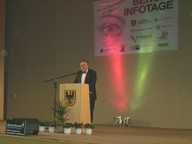 Eröffnung Berufsinfotage durch Landrat Peter Hengstermann (Foto: Karl-Heinz Herrmann) Eröffnung Berufsinfotage durch Landrat Peter Hengstermann (Foto: Karl-Heinz Herrmann)