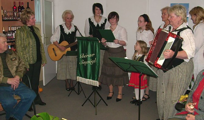 Ständchen der Bebraer Singvögel für Frau Waldheim (Foto: Karl-Heinz Herrmann) Ständchen der Bebraer Singvögel für Frau Waldheim (Foto: Karl-Heinz Herrmann)