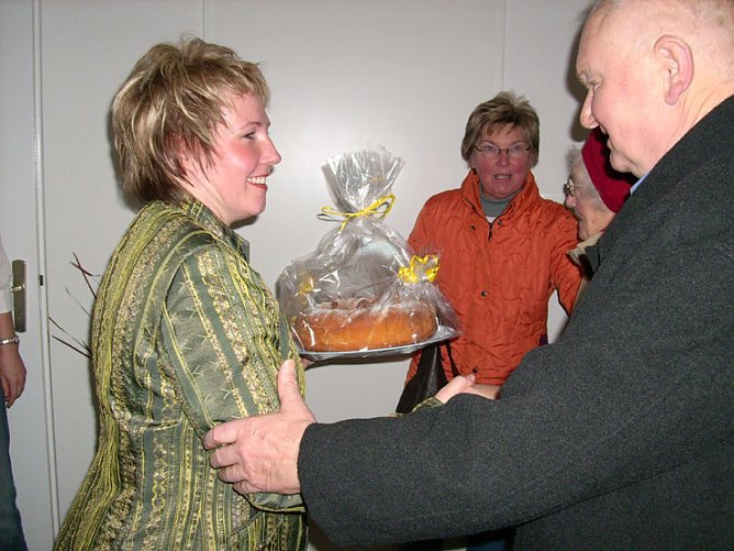 Patienten beglückwünschten Frau Waldheim (Foto: Karl-Heinz Herrmann) Patienten beglückwünschten Frau Waldheim (Foto: Karl-Heinz Herrmann)