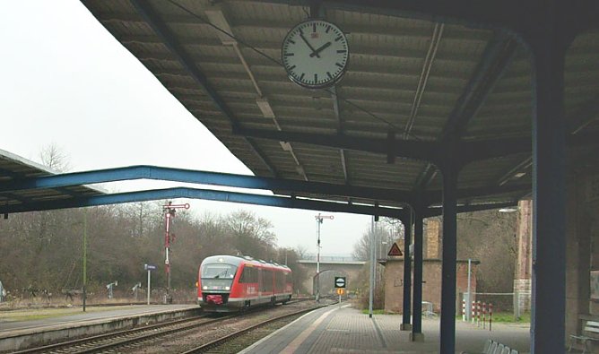 Einfahrt Zug im Bahnhof (Foto: Karl-Heinz Herrmann) Einfahrt Zug im Bahnhof (Foto: Karl-Heinz Herrmann)