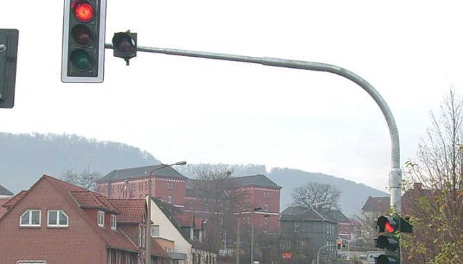 Ampel an der Wipperbrücke (Foto: Karl-Heinz Herrmann) Ampel an der Wipperbrücke (Foto: Karl-Heinz Herrmann)