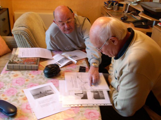 Heimatforscher tauschen Erfahrungen aus (Foto: Karl-Heinz Herrmann) Heimatforscher tauschen Erfahrungen aus (Foto: Karl-Heinz Herrmann)