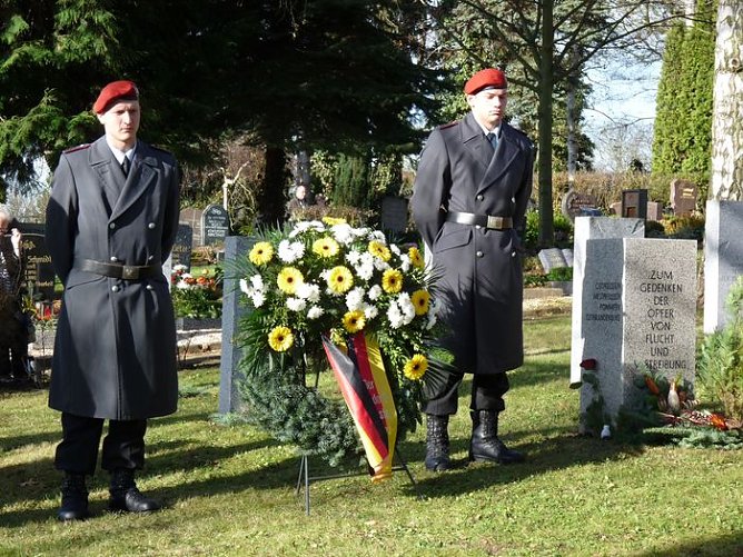 Feierliche Kranzniederlegung (Foto: Karl-Heinz Herrmann)