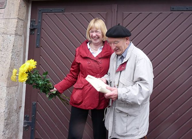 Gedenktafel enth&uuml;llt (Foto: Karl-Heinz Herrmann)