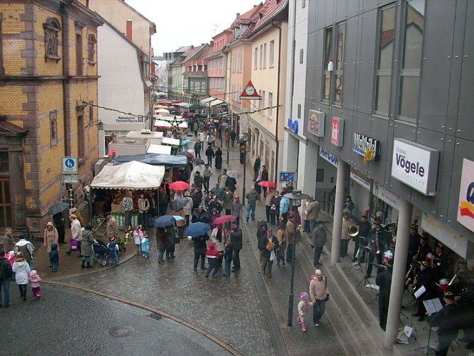 Blick in die Hauptstra&szlig;e zum 9. Stadtmarketingtag (Foto: Karl-Heinz Herrmann)