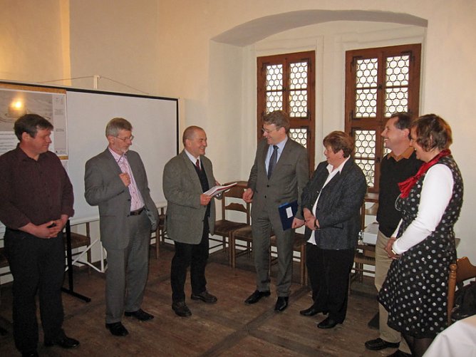 F&ouml;rderbescheid f&uuml;r Wasserburg (Foto: Wahlkreisb&uuml;ro Holbe)