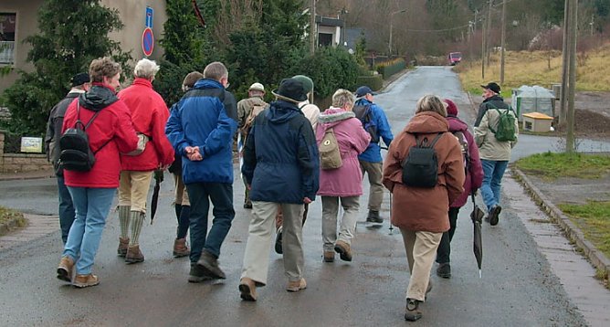 Wanderung Richtung Possen gestartet (Foto: Karl-Heinz Herrmann)