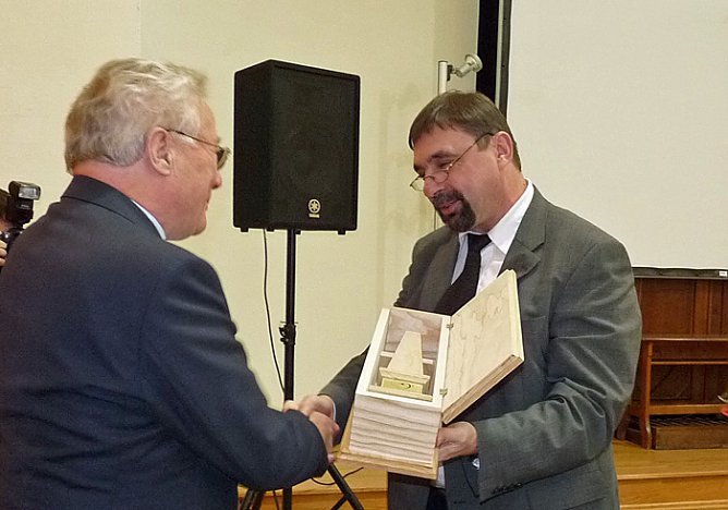 Ehrengabe erhalten (Foto: Karl-Heinz Herrmann)