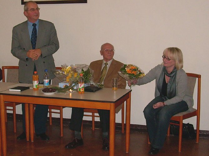 Begl&uuml;ckw&uuml;nschung zur Wahl und Verabschiedung langj&auml;hrigen Mitglieds (Foto: Karl-Heinz Herrmann)