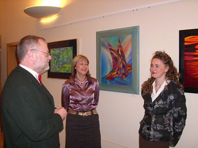 Landrat Hengstermann (CDU) im Gespr&auml;ch mit Danute Butkute-Schwarzlos (Mitte) und Margarita Henneberg (Foto: Karl-Heinz Herrmann)