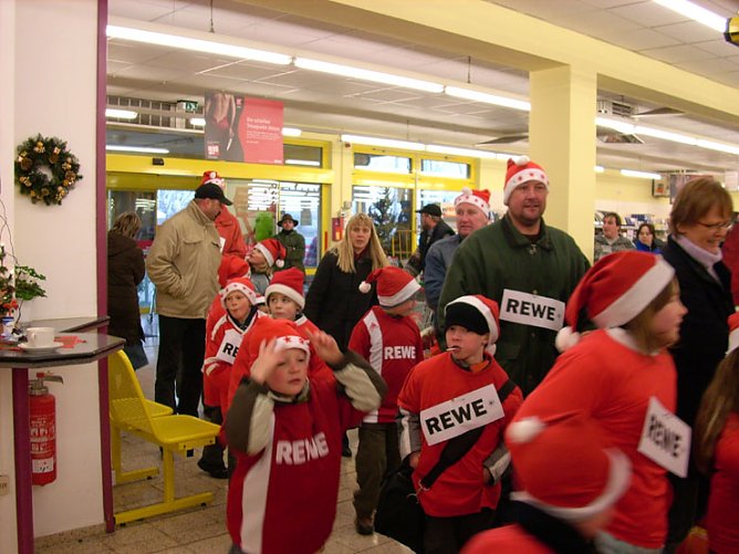 Erst&uuml;rmung des REWE-Markts (Foto: Karl-Heinz Herrmann)