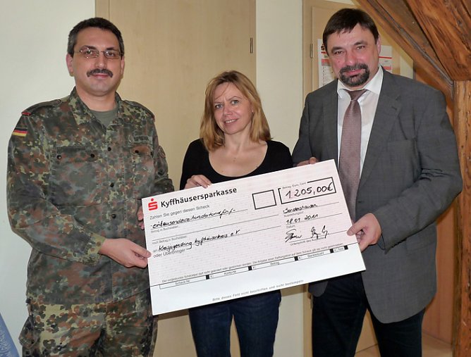 Übergabe Scheck (Foto: Karl-Heinz Herrmann) Übergabe Scheck (Foto: Karl-Heinz Herrmann)