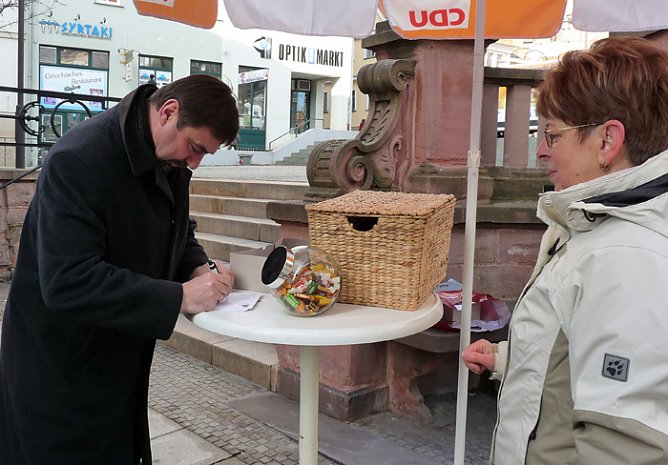 Unterschriftenaktion begonnen (Foto: Karl-Heinz Herrmann) Unterschriftenaktion begonnen (Foto: Karl-Heinz Herrmann)