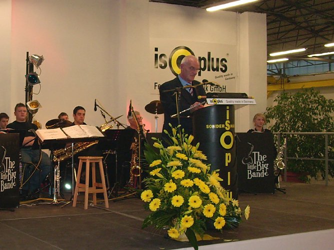 Gesch&auml;ftsf&uuml;hrer Uwe Braunsdorf von Isoplus bei seiner Begr&uuml;&szlig;ungsrede (Foto: Karl-Heinz Herrmann)